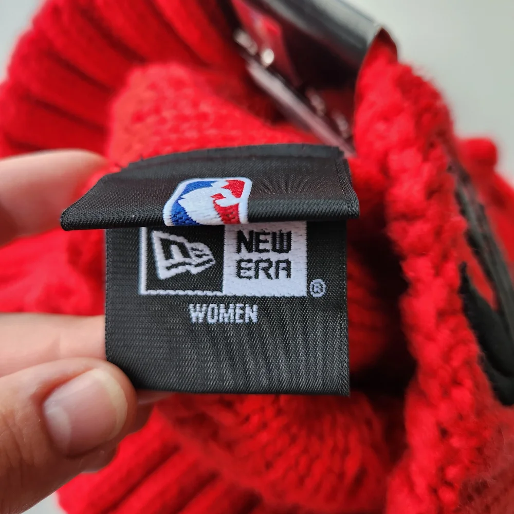 Red Cable Knit Pom-Pom Beanie with Logo New Era Toronto Raptors NWT - Picture 7 of 7